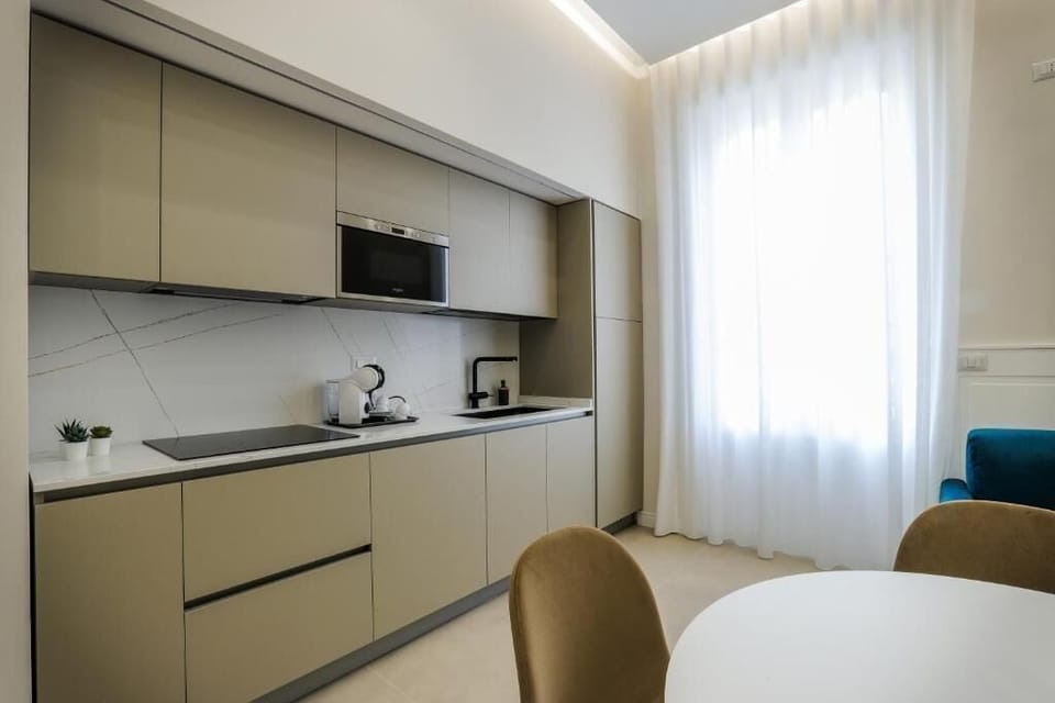 Deluxe Apartment | Private kitchen | Stovetop, cookware/dishes/utensils