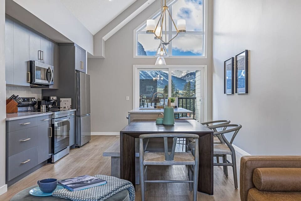 Magnificent floor to ceiling windows flood the space with natural light and showcase the breathtaking mountain views outside the window