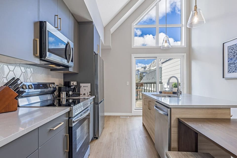 Magnificent floor to ceiling windows flood the space with natural light and showcase the breathtaking mountain views outside the window
