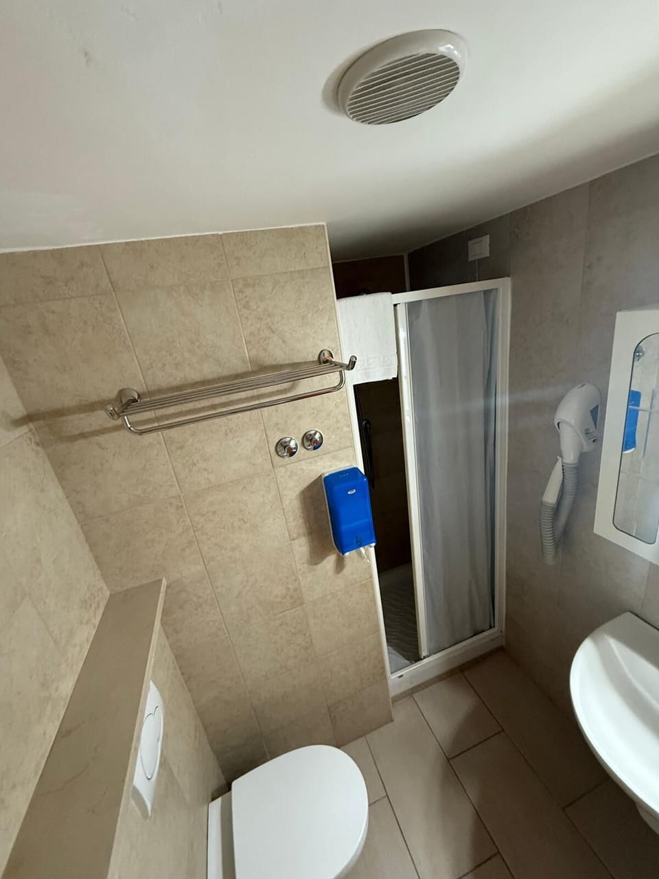 Basic Double or Twin Room | Bathroom | Shower, free toiletries, hair dryer, bidet