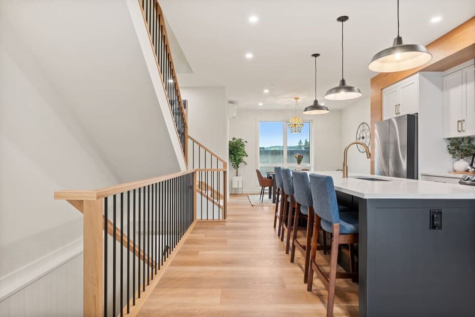 Full (and might I add - mega dreamy!) kitchen.