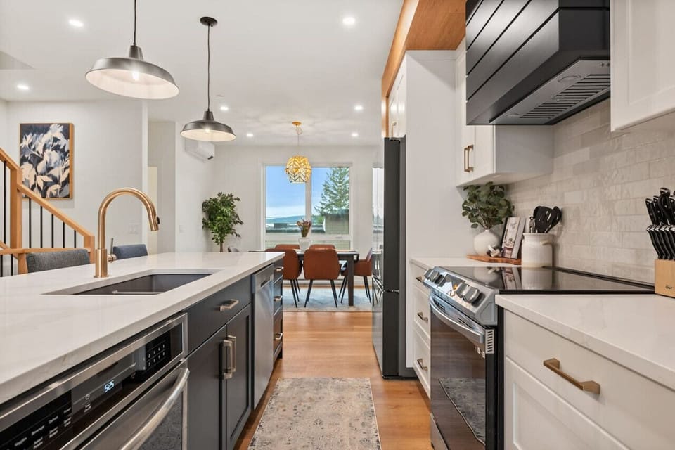 Full (and might I add - mega dreamy!) kitchen.