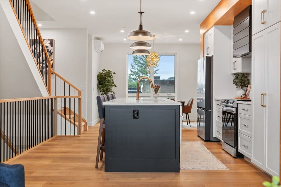 Full (and might I add - mega dreamy!) kitchen.