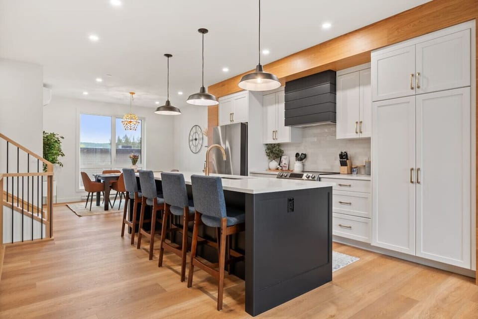 Full (and might I add - mega dreamy!) kitchen.