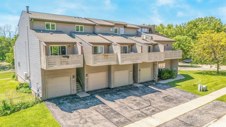 Fourth unit from the left