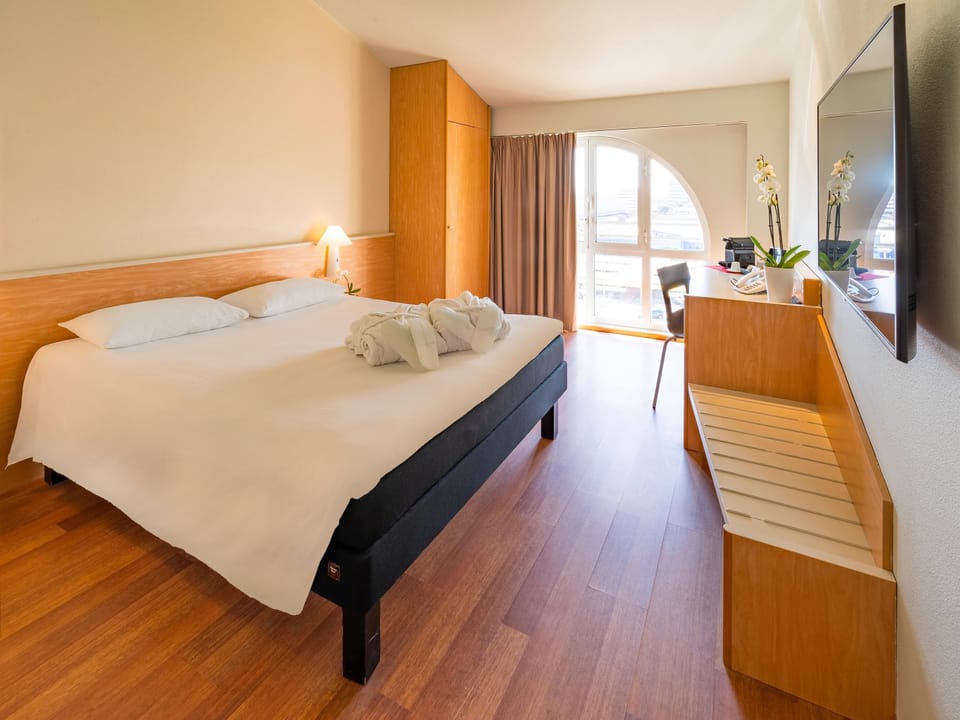 Premium Room, 1 Double Bed | Desk, soundproofing, free cribs/infant beds, free rollaway beds