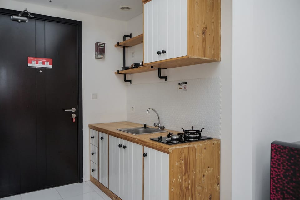Deluxe Studio | Private kitchen | Fridge