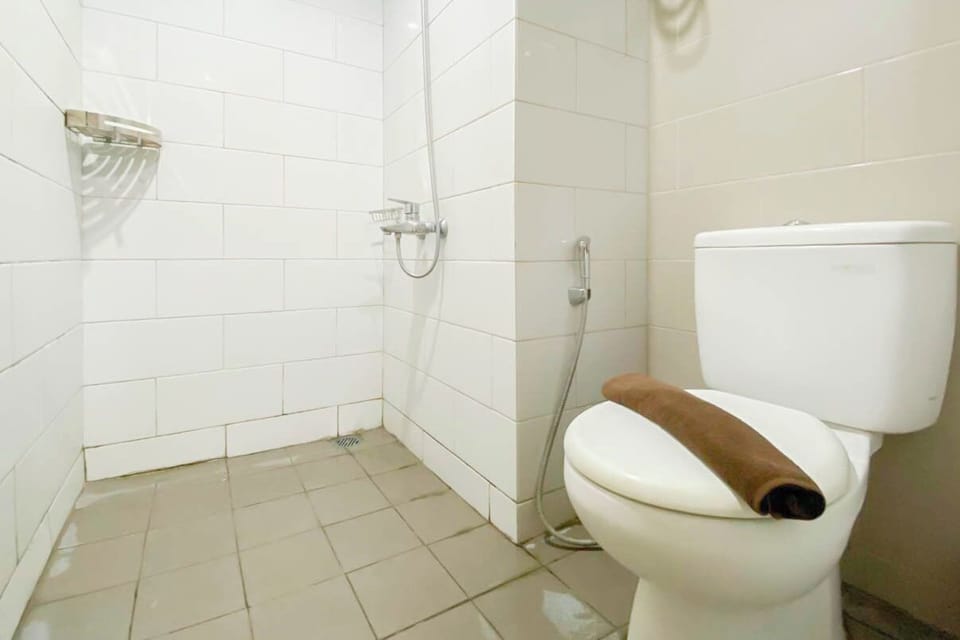 Studio | Bathroom | Shower, towels