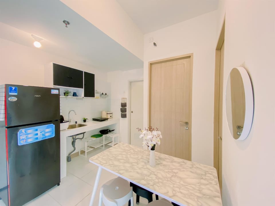 Apartment | Private kitchen | Fridge, stovetop, rice cooker, dining tables