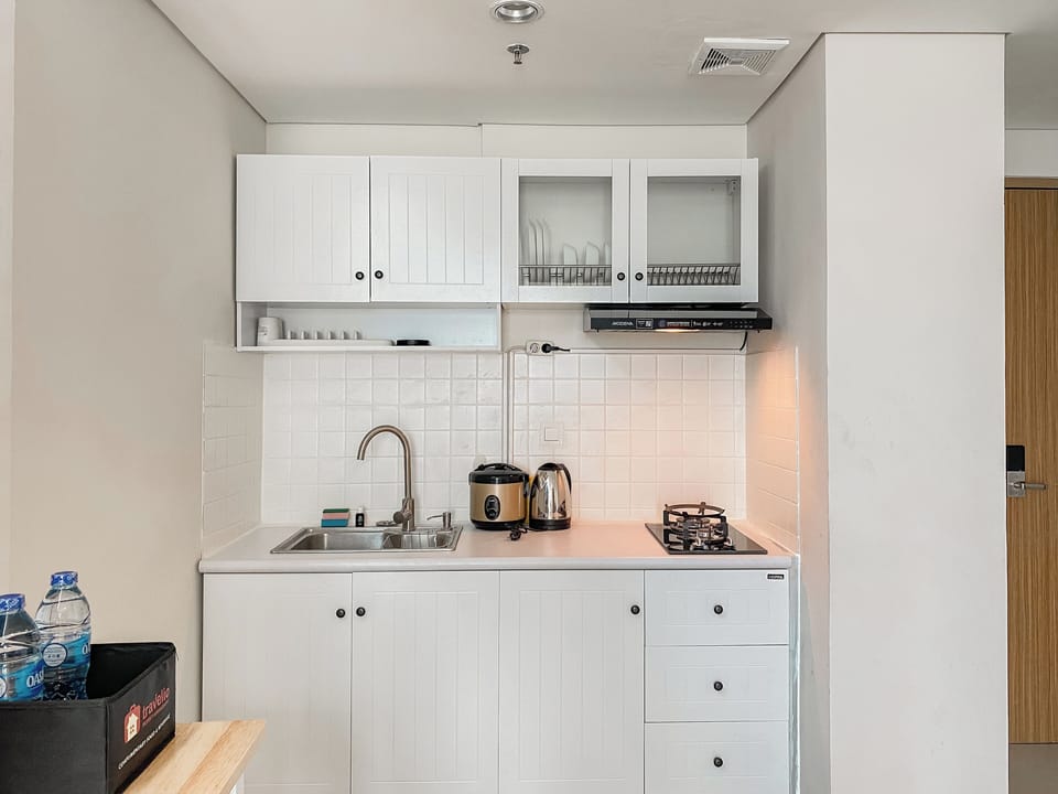 Apartment | Private kitchen | Fridge, stovetop, rice cooker, dining tables