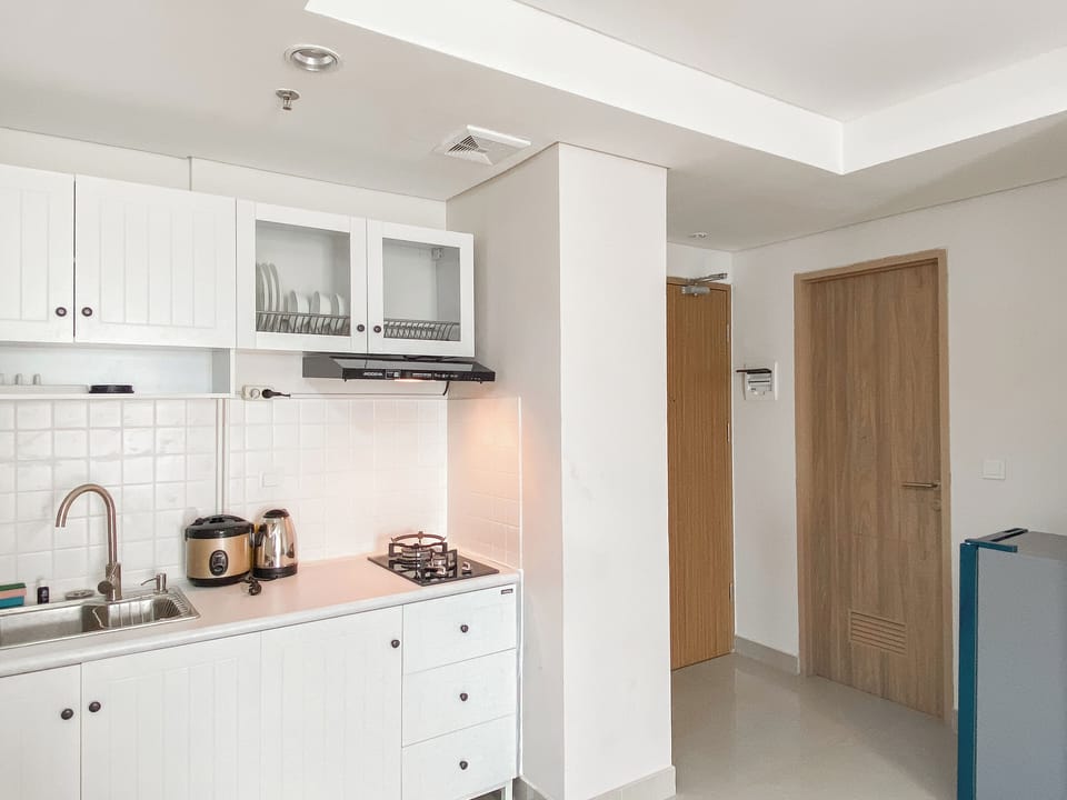 Apartment | Private kitchen | Fridge, stovetop, rice cooker, dining tables
