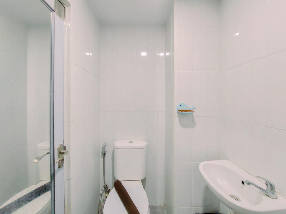 Studio | Bathroom | Shower, towels