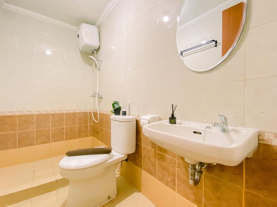 Studio | Bathroom | Shower, towels