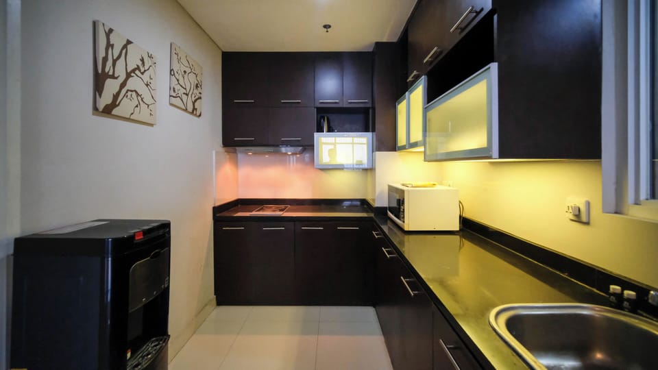 Deluxe Apartment | Private kitchen | Dining tables