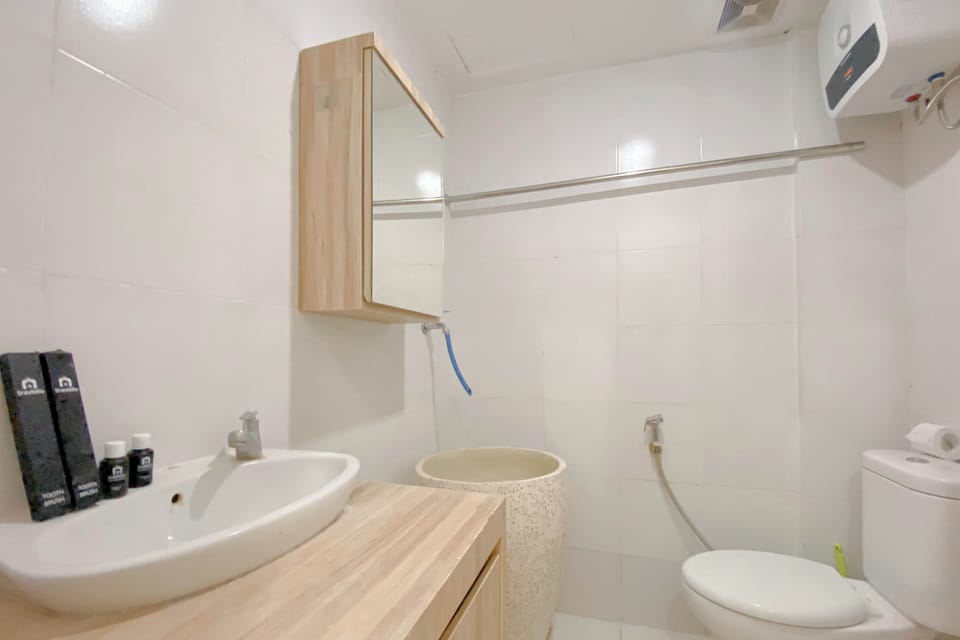 Studio | Bathroom | Shower, towels