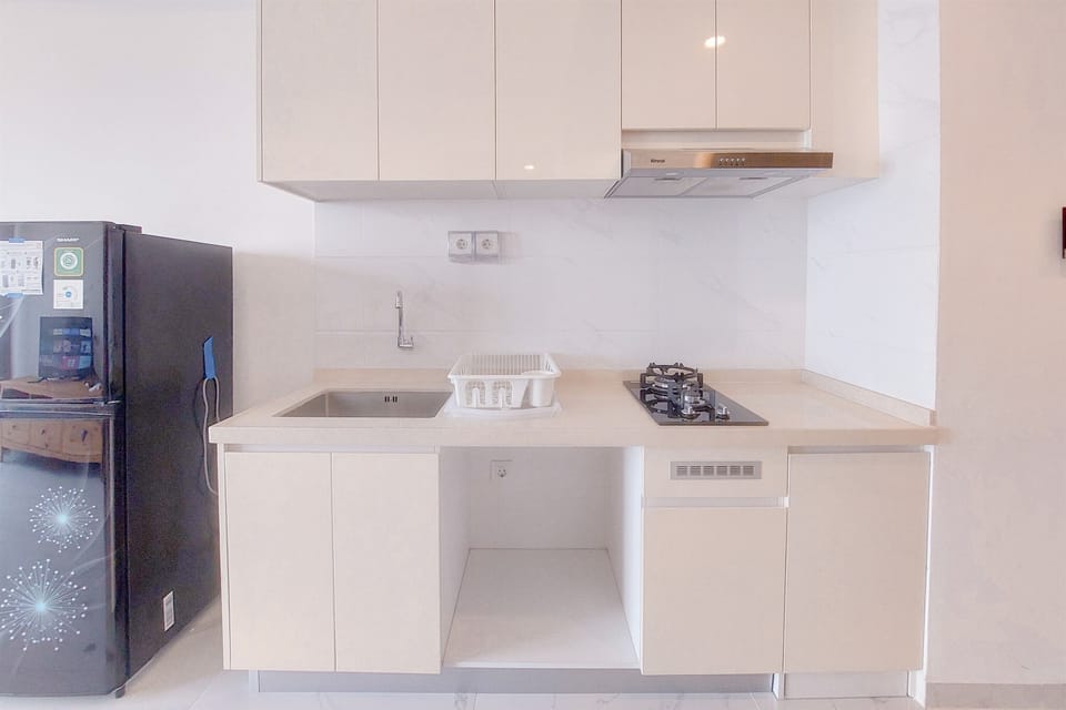 Apartment | Private kitchen | Fridge, stovetop, rice cooker, dining tables