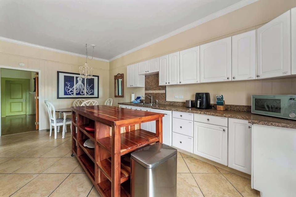 Your group will love this fully equipped kitchen, that leads to the screened-in lanai and the pool area.