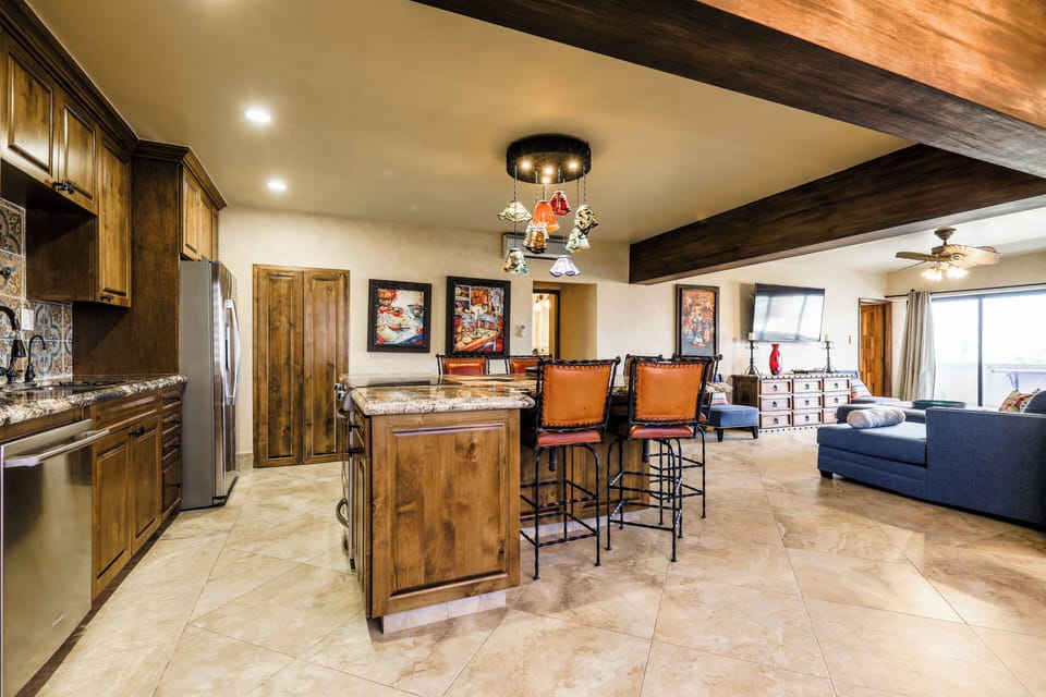 Kitchen & Dining Area
