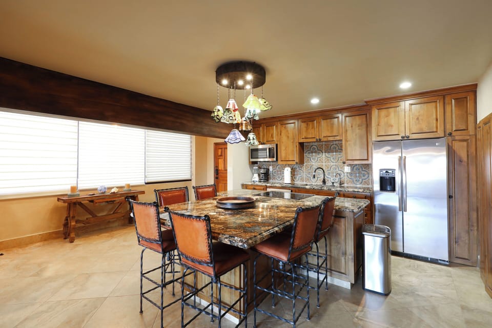 Kitchen & Dining Area