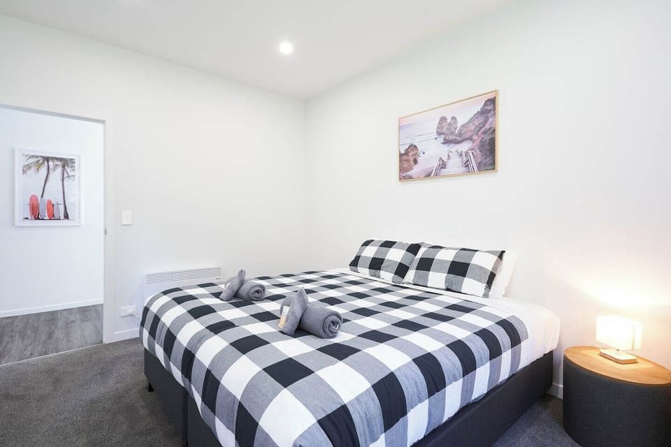 Second bedroom set up with 1x King bed (alternatively, can be set up with 2x Singles)
