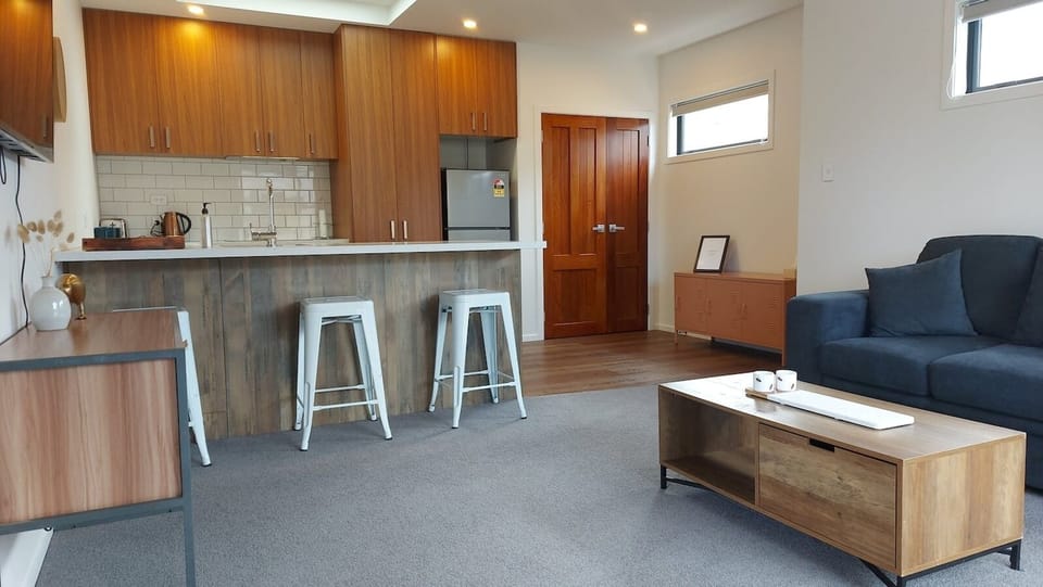 Living room / breakfast bar.