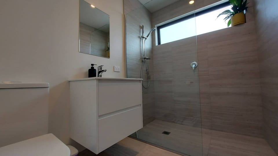 Large, modern bathroom