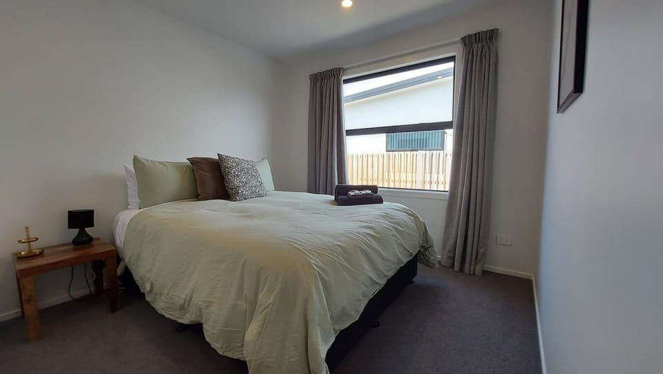 Bedroom 2 (Queen bed)