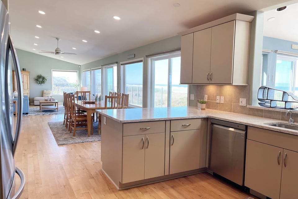 Spacious kitchen for the cook in the family to enjoy!