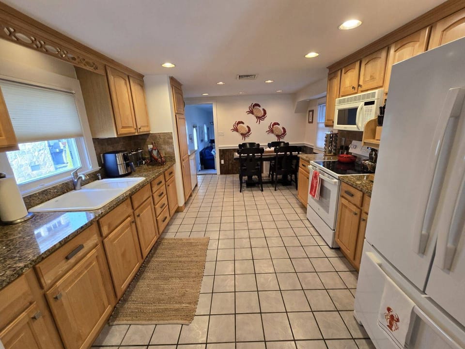 fully equipped eat in kitchen