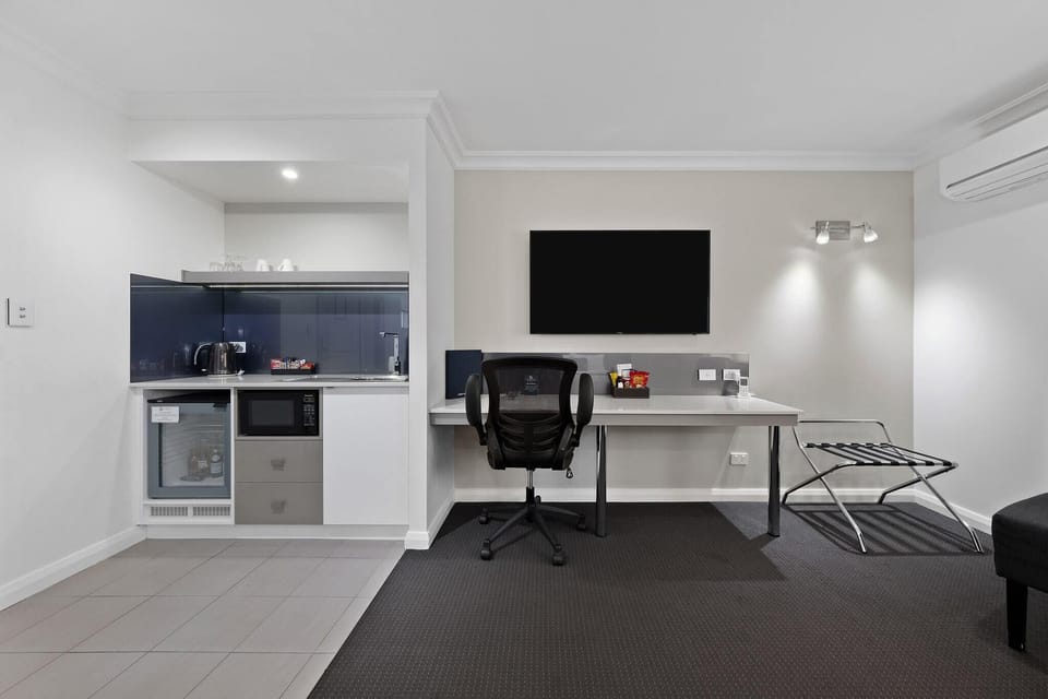 Deluxe Room | Premium bedding, pillowtop beds, minibar, desk