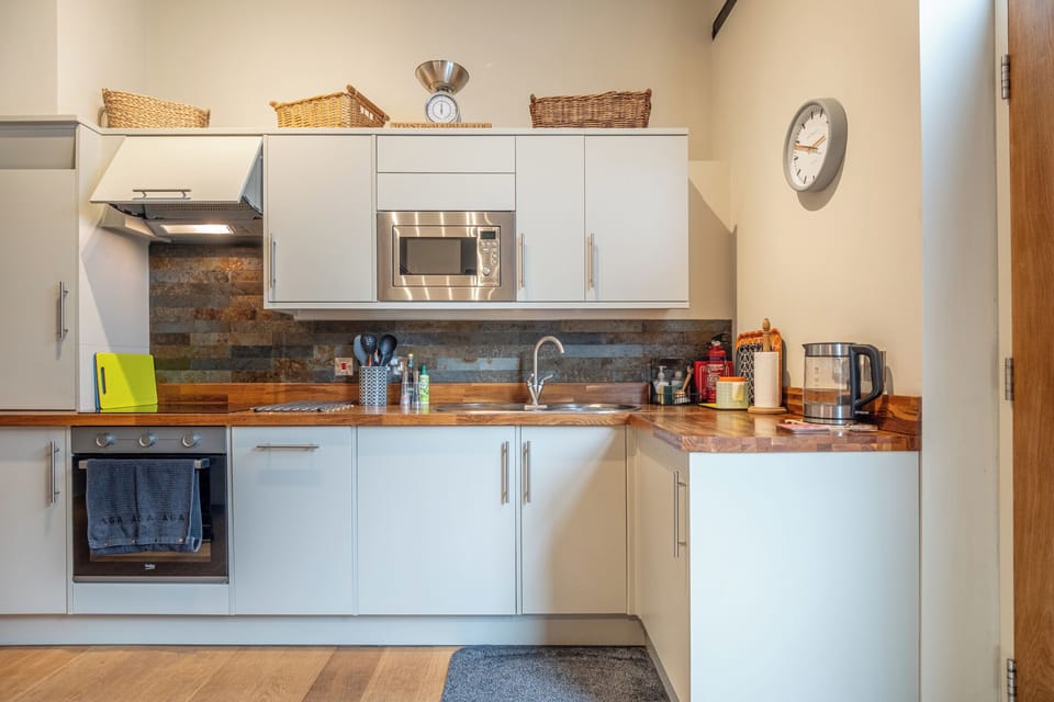 House, Garden View | Private kitchen | Electric kettle, toaster