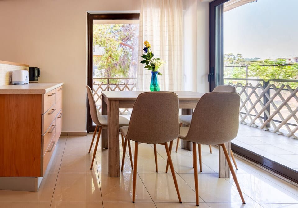 Sunny Dinning Room!