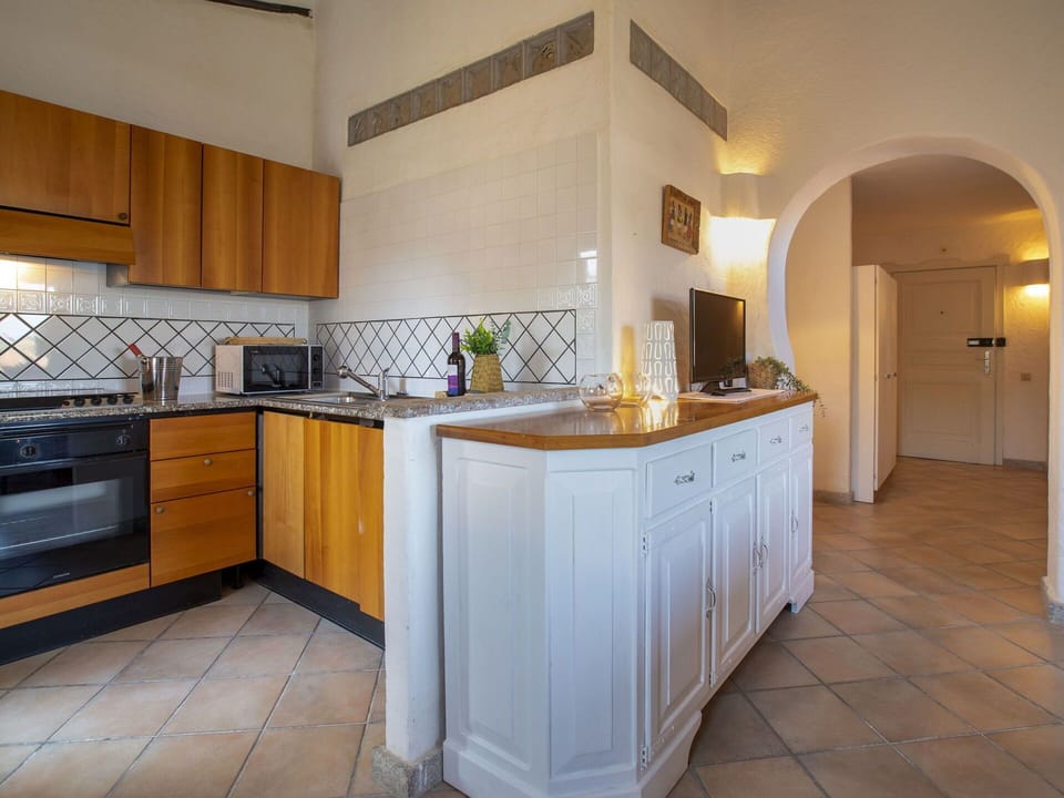 Cabinetry, Countertop, Building, Wood, Kitchen, Interior Design, Flooring, Houseplant, Kitchen Appliance, Wood Stain