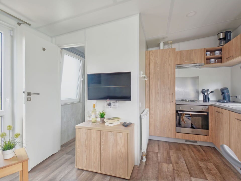 Cabinetry, Flowerpot, Plant, Building, Countertop, Wood, Houseplant, Flooring, Window, Floor