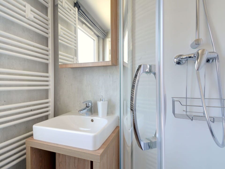 Tap, Plumbing Fixture, Mirror, Sink, Property, Bathroom Sink, Bathroom, Shower Bar, Building, Wood