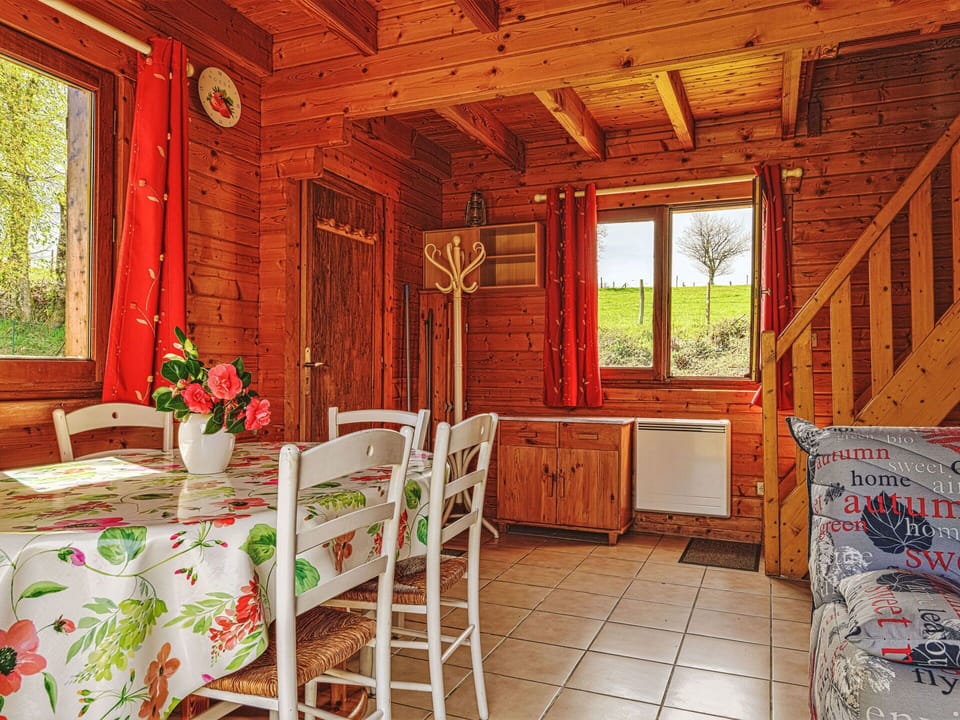Property, Window, Plant, Building, Wood, Interior Design, Architecture, Wall, Floor, Real Estate