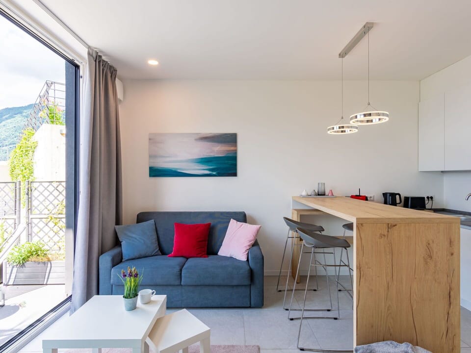 Property, Furniture, Table, Couch, Wood, Building, Interior Design, Floor, Flooring, Comfort