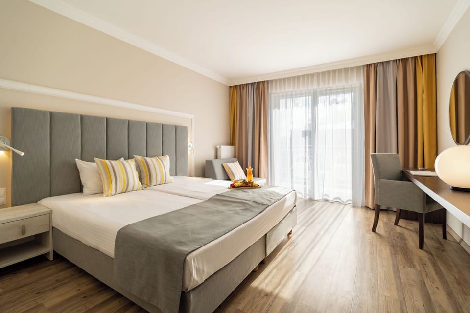 Comfort Room | In-room safe, soundproofing, free WiFi, bed sheets