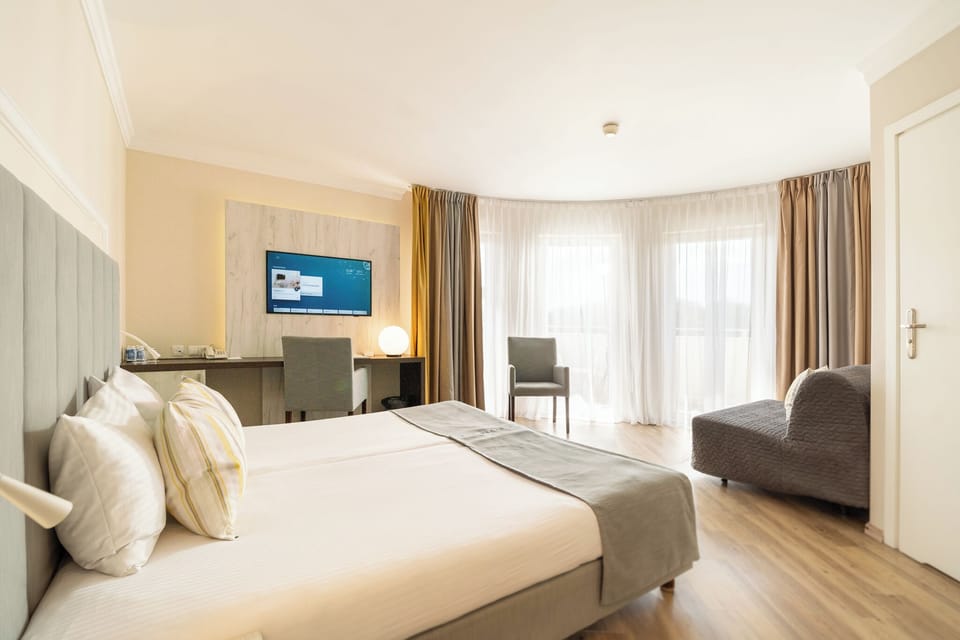 Family Room | In-room safe, soundproofing, free WiFi, bed sheets