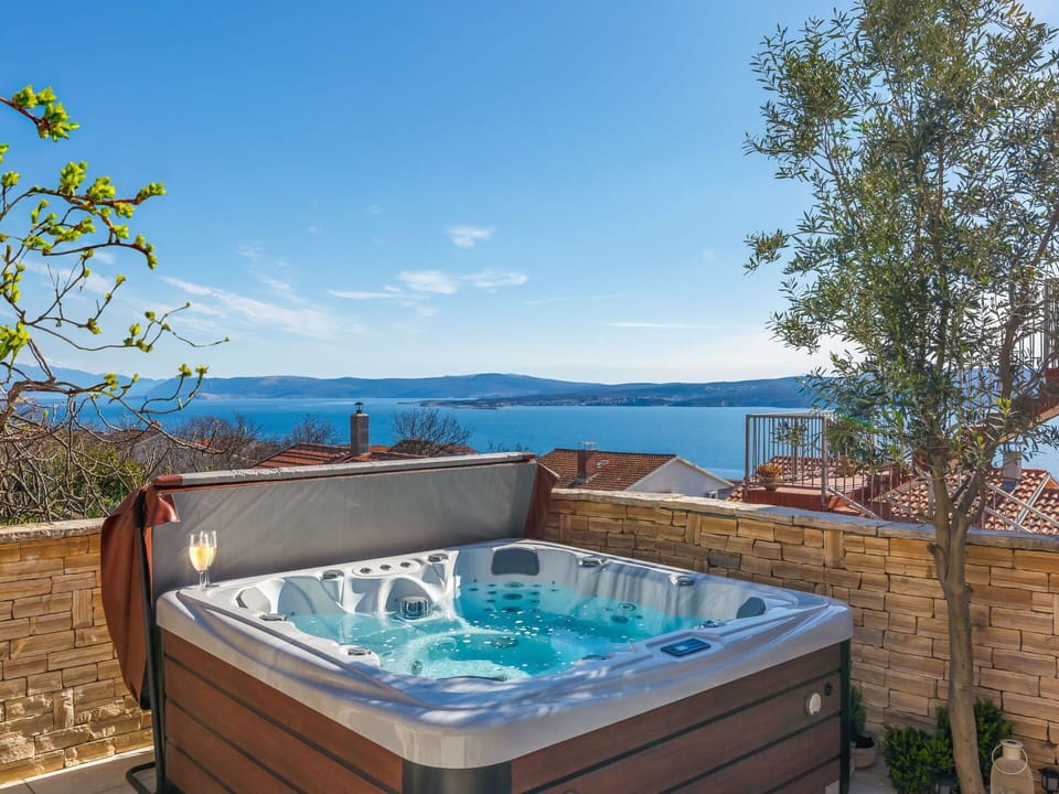 Water, Sky, Property, Plant, Jacuzzi, Azure, Wood, Outdoor Furniture, Jacuzzi, Rectangle
