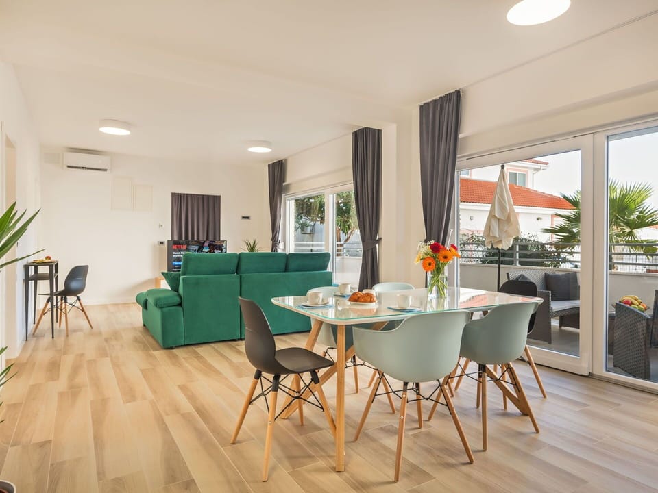 Table, Furniture, Plant, Couch, Chair, Building, Wood, Houseplant, Window, Living Room