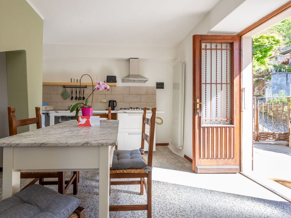 Property, Furniture, Table, Plant, Chair, Building, Wood, Interior Design, Houseplant, Floor