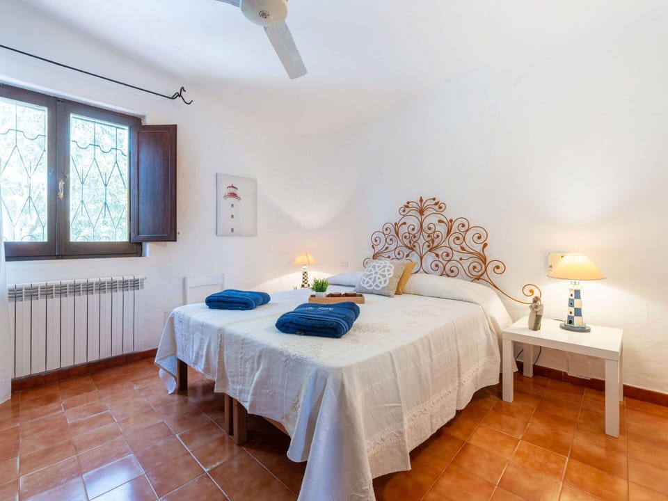 Table, Furniture, Property, Window, Ceiling Fan, Wood, Decoration, Textile, Interior Design, Lighting