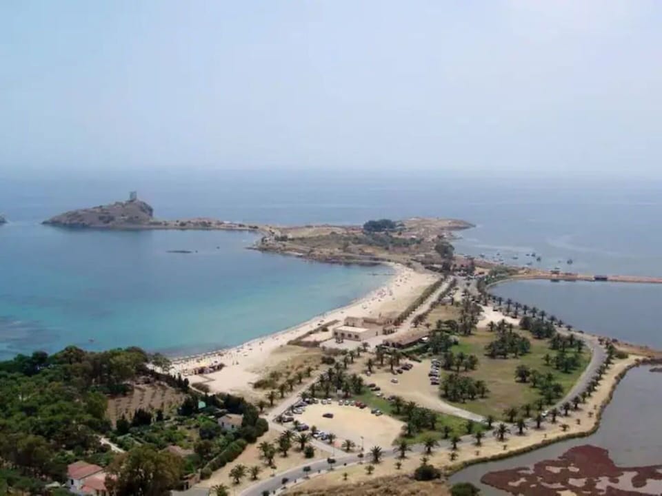 Water, Sky, Water Resources, Tree, Plant, Natural Landscape, Coastal And Oceanic Landforms, Landscape, Horizon, Beach