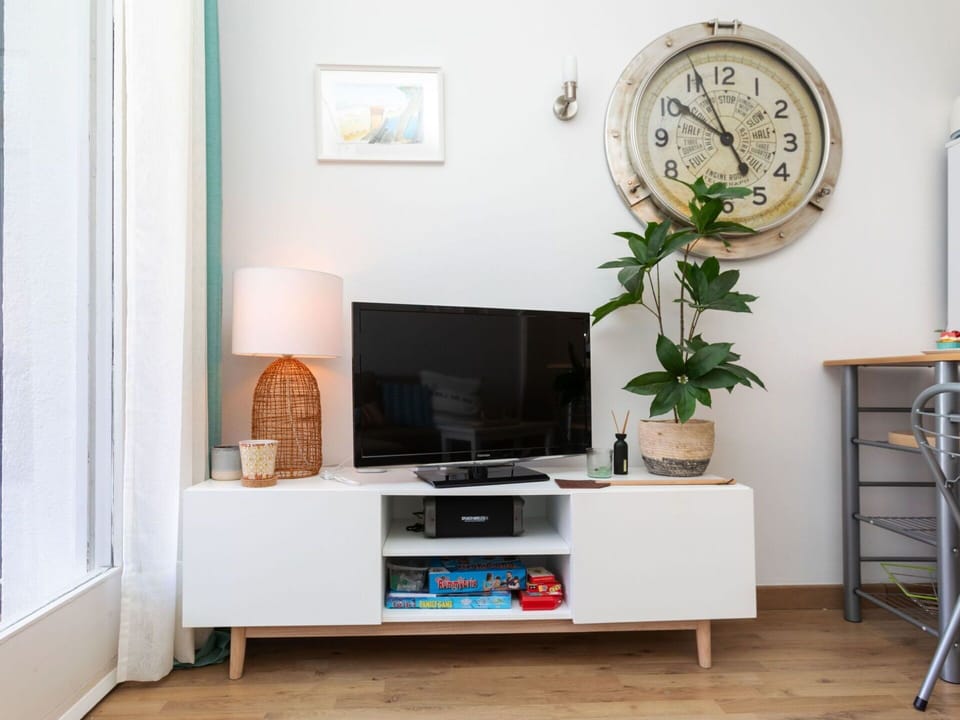 Furniture, Property, Building, Picture Frame, Plant, Comfort, Interior Design, Wood, Couch, Houseplant