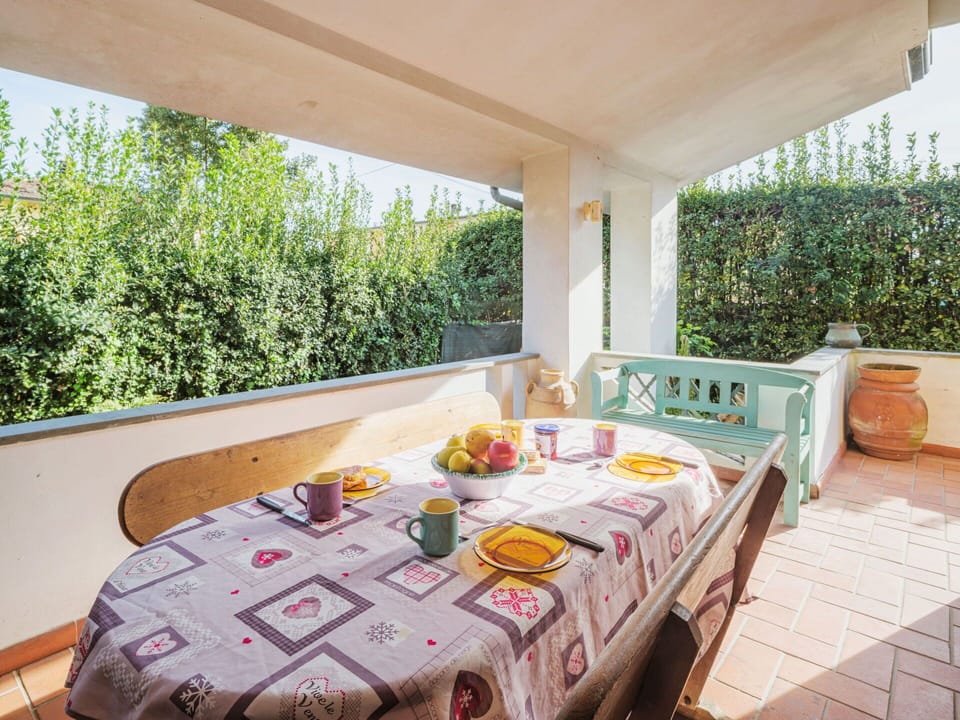 Property, Furniture, Table, Plant, Shade, Tablecloth, Interior Design, Outdoor Furniture, Window, Rectangle