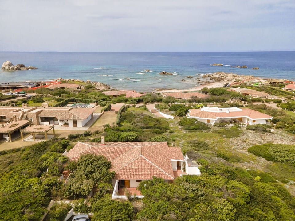 Sky, Water, Azure, Cloud, Tree, Coastal And Oceanic Landforms, Building, Horizon, Landscape, Residential Area