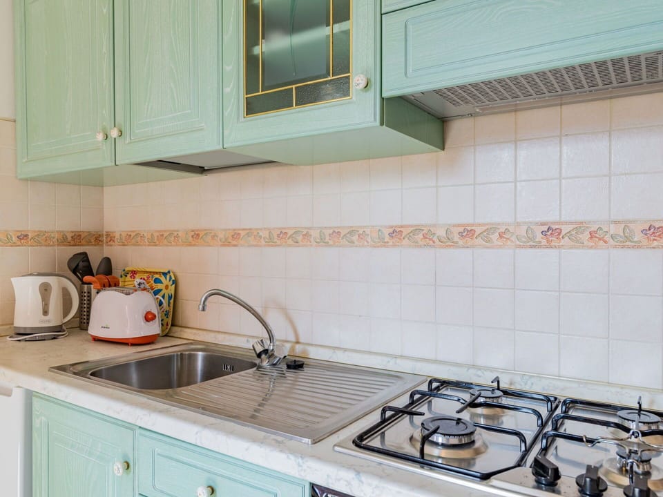 Kitchen Sink, Cabinetry, Countertop, Property, Sink, Tap, Plumbing Fixture, Kitchen Appliance, Kitchen, Kitchen Stove