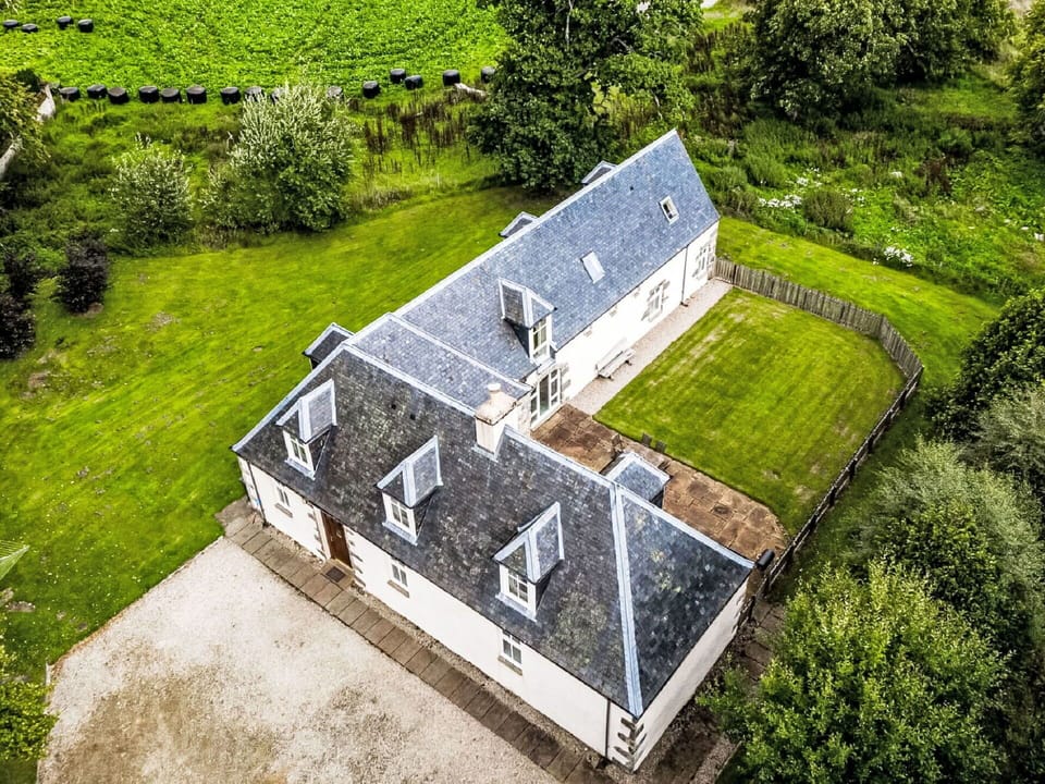 Building, Property, Plant, Window, Slope, House, Land Lot, Urban Design, Grass, Groundcover