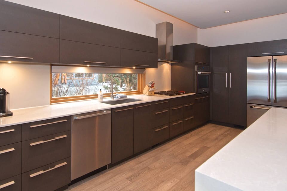 Enjoy the quality full kitchen with all high end appliances for food prep